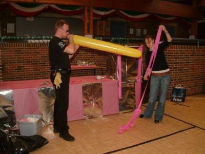 Imens er Folket og Karen i fuld gang med at gøre baren klar
