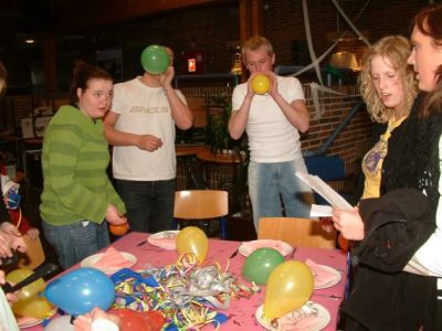 Inde på skolen igen, her pyntes der borde og der er gang i ballonpusteriet
