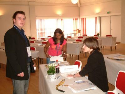 Og Bernth overvåger Malenes og Mettes arbejde med at få mødesalen klar
