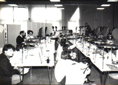 Deltagerne er rykket ned på gulvet!!!!
