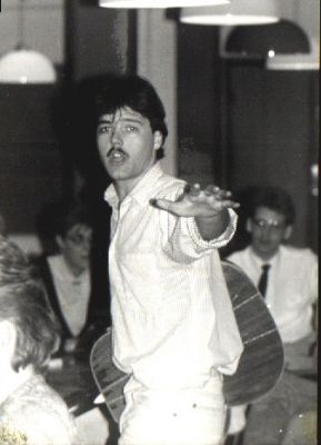 Dennis Lund prøver at få styr på tropperne
