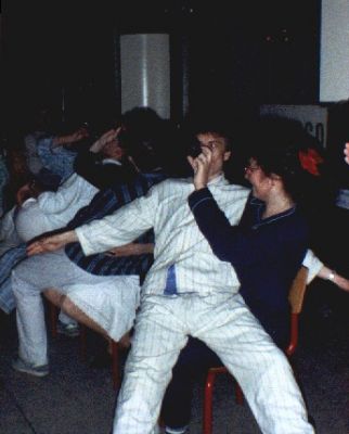 Flemming Larsen drikker øl iført nattøj
