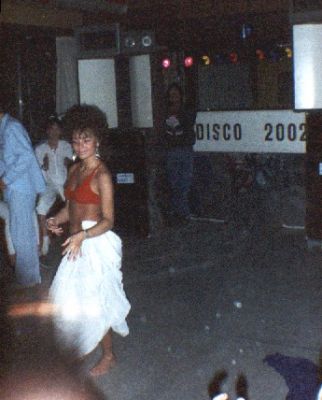 Mai-Britt fra Zone 10 viser mavedans
