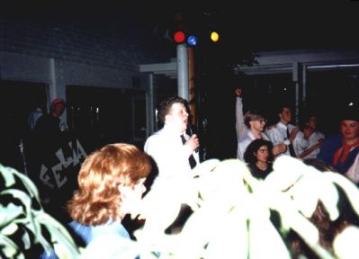 Ronald varmer op til fest
