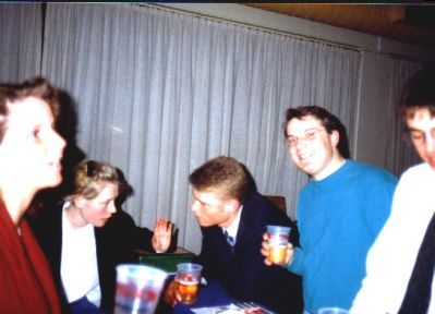 Betina og formanden i snak i baren
