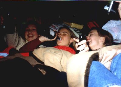 Pigerne på bagsædet i bilen på vej til Odense
