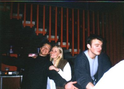 Mark og Thomas passer baren
