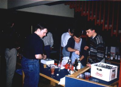 Og der er stadig gang i baren
