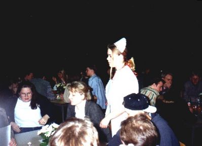 Serveringspigen Malle Mikkelsen i aktion
