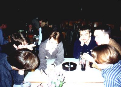 Deltagerne er i gang med aftenens konkurrence, blandet andet Lisa Johansen
