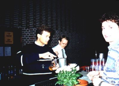 Gæsterne fra HK har overtaget baren
