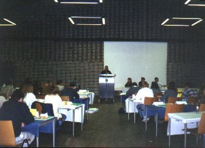 Salen set fra bagenden
