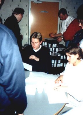 Så bliver der delt mobiltelefoner ud (regningen er næsten betalt...)
