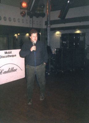 Ronald varmer op til fest
