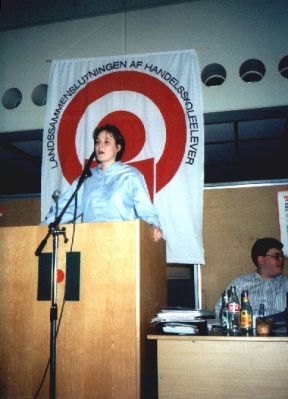 Formand Lisa er på talerstolen
