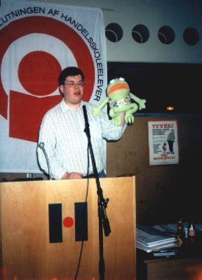 Dirigent Mads og Kaj på talerstolen
