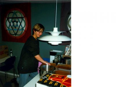 Karen Marie forsøger (forgæves?) at redde aftensmaden

