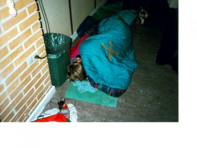 David hygger sig i Carina Lykkes sovepose (vist nok uden Carina...)
