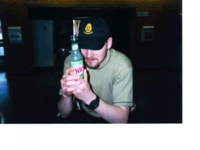 Sergent-elev P. Andersen med en (for ham ukendt) genstand
