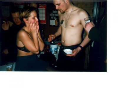 Og PG'erne demonstrerer hvordan man laver body-tequila
