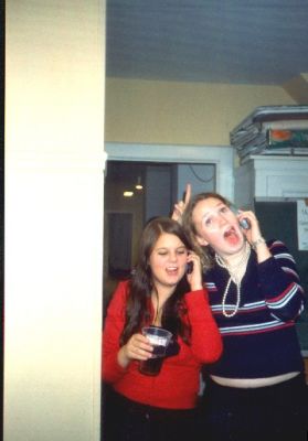 Karen og Karina snakker med omverden eller måske bare med hinanden
