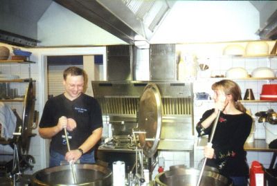 Steen og Stine rører i de små gryder
