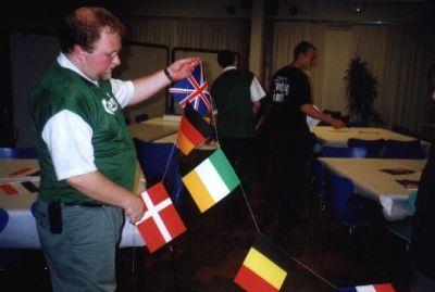 Mønsted er i gang med at pynte op til aftenens fest
