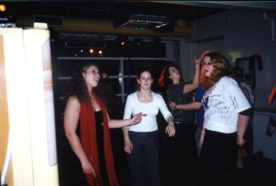 Stinna og Lea på dansegulvet
