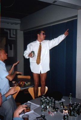 Kaufmann er også med - han har dog glemt bukserne
