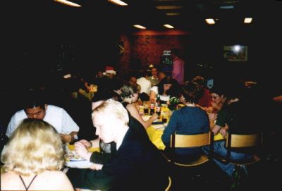 Flere festdeltagere med Jimmy Svensson i forgrunden
