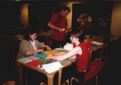 Så er vi nået frem og der bliver pakket stemmeseddel
