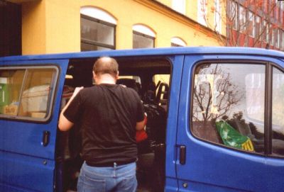 Steen er i gang med at pakke bilen torsdag formiddag
