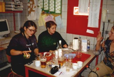 Tilbage i køkkenet under forberedelse af aftensmaden
