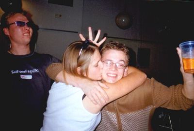 Folket velsigner Ditte og en deltager
