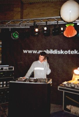 Stig er klar med diskoteket.
