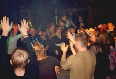 Folk danser igen til en underlig sang om en jysk lokalbane
