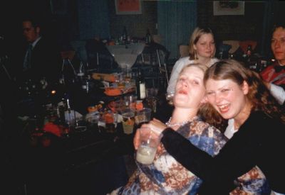 Heidi og Stinna, med DEO's formand Anne i baggrunden
