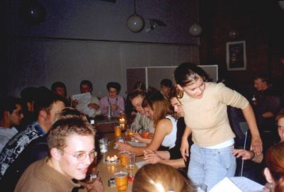 Så er der kommet gang i øllet - og deltagerne fredag aften
