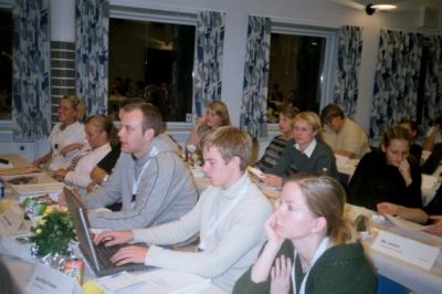 Imens Jeanette lytter spændt med
