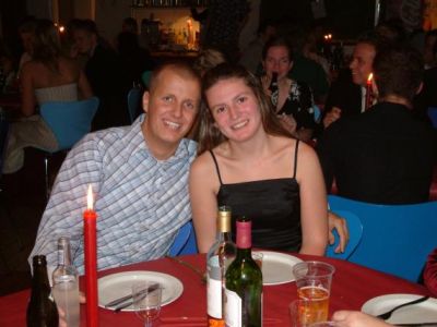 Henrik Duus og hans borddame er klar til fest
