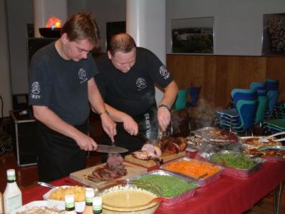 Loft og Steen skærer kød

