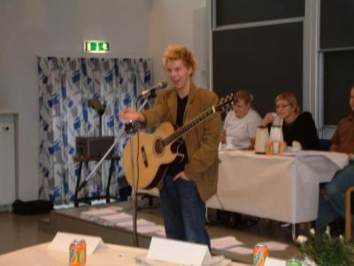 Dan Andersen og hans guitar underholder søndag morgen
