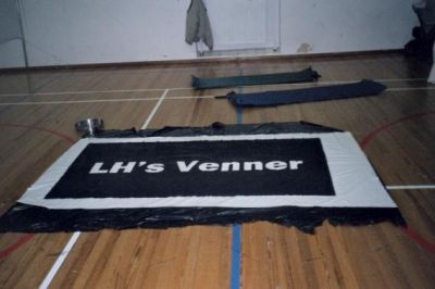 Vennerne er de glade ejere af et nyt banner
