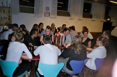 Imens deltagerne venter spændt på aftenens menu
