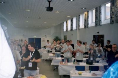 Så er det blevet søndag, og vi er i salen og der klappes
