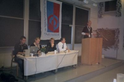 Så er mødet igang, her med dirigentbordet og Steen W på talerstolen
