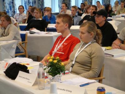 Formandskabet lyttet interesseret med
