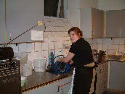 Lisbet i gang i køkkenet
