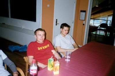 Dan og Rasmus og noget vand og noget juice
