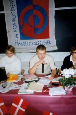 Dixen er i gang med at læse valgresultatet op
